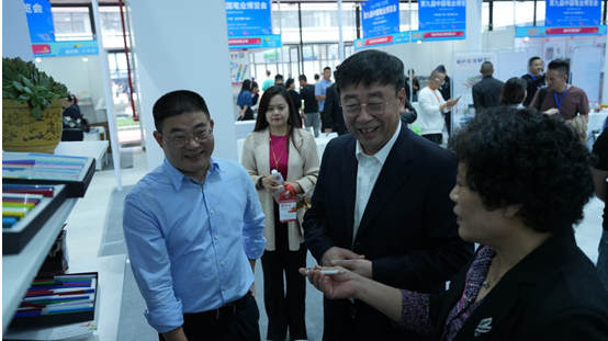 Secretary of Banshui Town accompanied the leaders of the Association to visit the exhibition